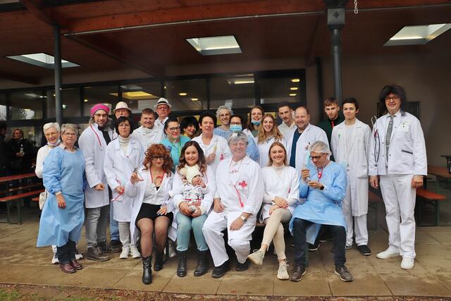 Obmann Manfred Hiebaum (Bildmitte) und die Jugendkapelle Fernitz hätten sich ein besseres Wetter verdient. Es sollte nicht sein - der von langer Hand vorbereitete Faschingsumzug fiel ins Wasser.  | Foto: Edith Ertl
