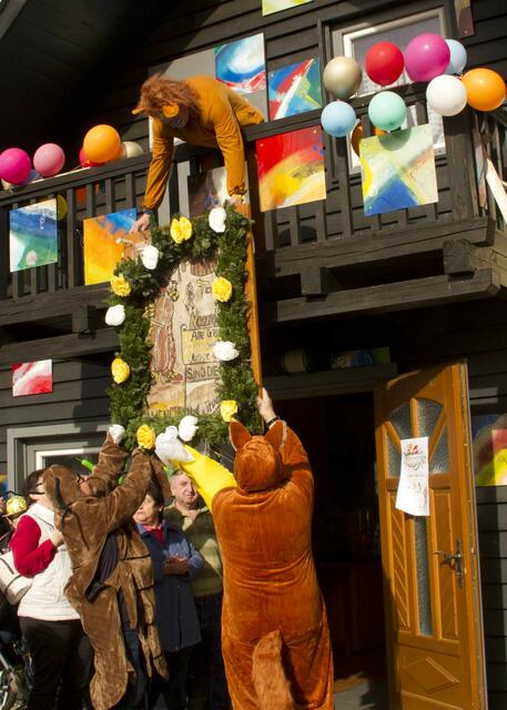 Um 11:11 Uhr wurde als Startschuss des Faschingsfestes das "Schüld aufigspült". | Foto: Peter Seper