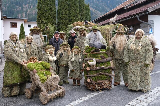 Die Waldmandle-Familie zog die Bliicke auf sich