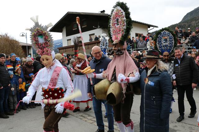 Auch Nationalrätin Rebecca Kirchbaumer wurde zu einem Schnäpschen abgeholt