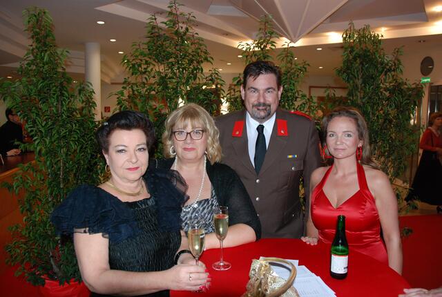 Barbara Bayonas, Trixi Kaukael, Bgm. Stefan Steinbichler und Angela Hensberger.