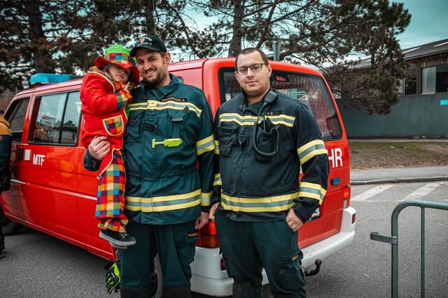 Die Freiwillige Feuerwehr aus Enzersdorf/Fischa sorgten für Ordnung und Absperrungen des Straßenverkehrs | Foto: Harald Walzer