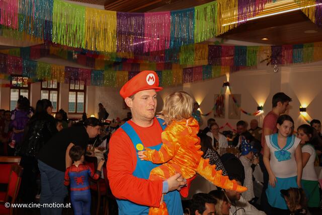 Nora mit Papa. | Foto: www.cine-motion.at / Ivanek