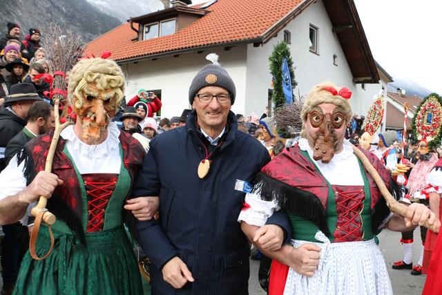 Die Hexen holten Landeshauptmann Anton Mattle von der Ehrentribüne