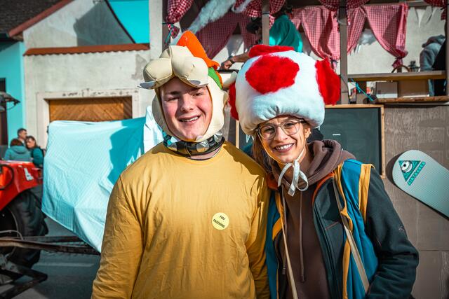 Andreas und Katharina verkleidet als Bowser und Toad freuten sich auf die Mario-Party beim Super- Mariowagen.  | Foto: Harald Walzer