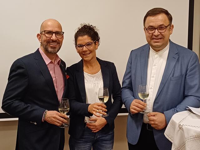 Pfarrer Anton Neger mit Annette Uhl und Bürgermeister Michael Schumacher bei der Ausstellungseröffnung im Leibnitzer Pfarrsaal. | Foto: Hannes Roßmann