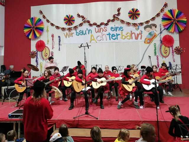 Junior Guitarists (Ltg. Margrit Eberhard und Martin Traussnig)