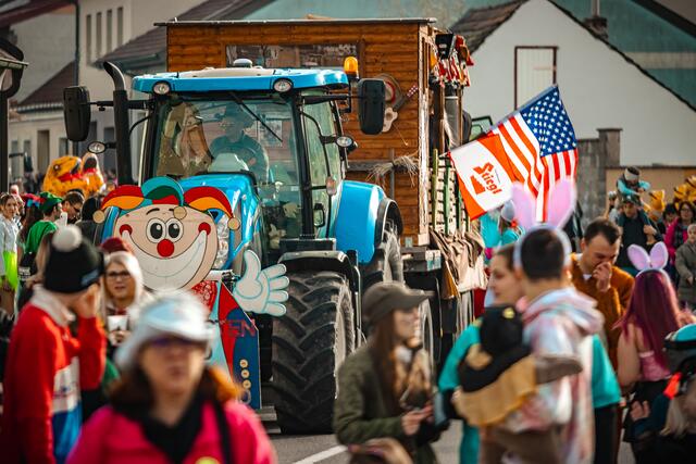 Die Straße des Dorfes wurden mit Farben, Kreativität und ausgelassener Stimmung gefüllt | Foto: Harald Walzer