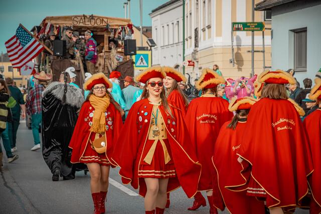Die Faschingsgilde Bruck an der Leitha ließ dieses Spektakel auch nicht aus und sorgte durch Tanzeinlagen für gute Stimmung. | Foto: Harald Walzer