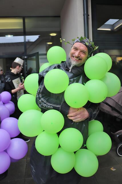 Ob blau oder weiß, für einen guten Tropfen braucht es feine Trauben. Die Marktmusik Hausmannstätten warf sie kreativ in die Weintrauben-Schale. | Foto: Edith Ertl