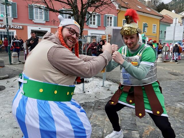 Obelix holt sich hier einen Centurio zum Spielen - für das „Gallische Dorf" der Brauerei Murau gab es viel Applaus.