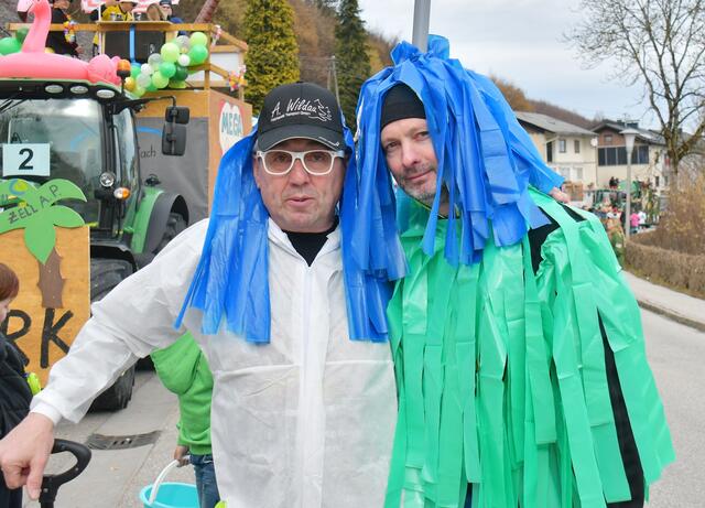 Alois u. Dominik wurden von ihren Frauen zur Waschstraße eingeteilt...
