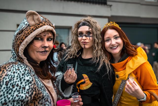 Dani, Carina und Theresa hatten großen Spaß und brachten gute Laune mit auf die Straße. | Foto: Harald Walzer