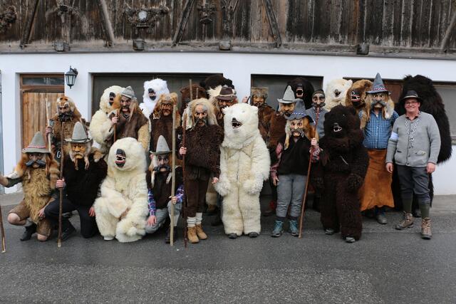 Die Bärengruppe mit Masken