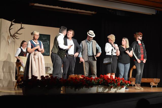 Die Sattmanns in voller Pracht bei ihren Gastgebern in Lahnenberg - See Theater bringt den Filmklassiker in zweiter Auflage auf die Bühne. | Foto: Siegele