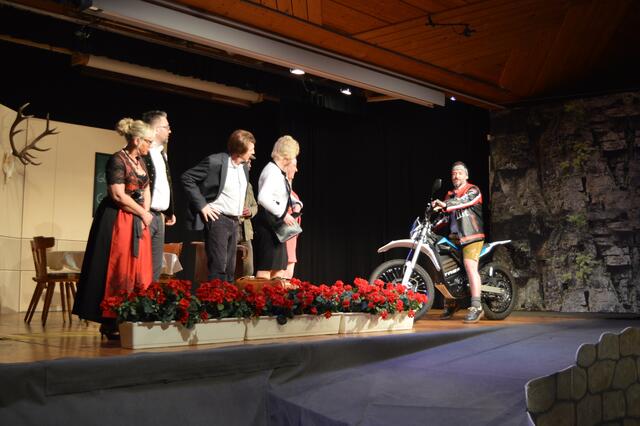 Multitalent Joe schaut wo sein „Sabinele“ umgeht. | Foto: Siegele