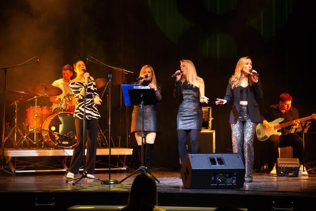 Viktorija Krušec, Tamara Kokal, Diana Čik und Vocalcoach Mateja Zwitter heizten zum Schluss mit Stevie Wonders „Signed, Sealed, Delivered I'm Yours“ nochmals richtig ein. | Foto: academy.voxon.at