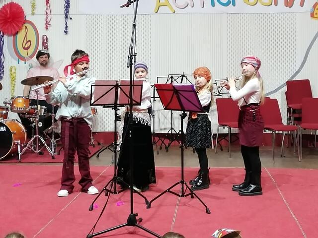 David &amp; the Supergirls (Ltg. Kathrin Weinberger)