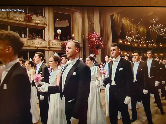 Reihe 11, Position rechts: Jakob und Alina tanzen als Debütanten am Opernball auf. 