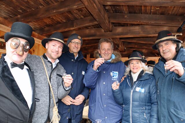 Landeshauptmann Anton Mattle, AK-Präsident Erwin Zangerl, Nationalrätin Rebecca Kirchbaumer und Bgm. Ingo Mayr  im Laberawagen