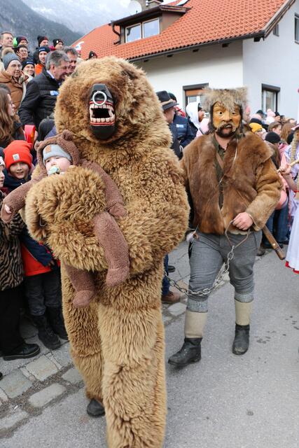 Der kleine "Bär" scheint keine Angst zu haben