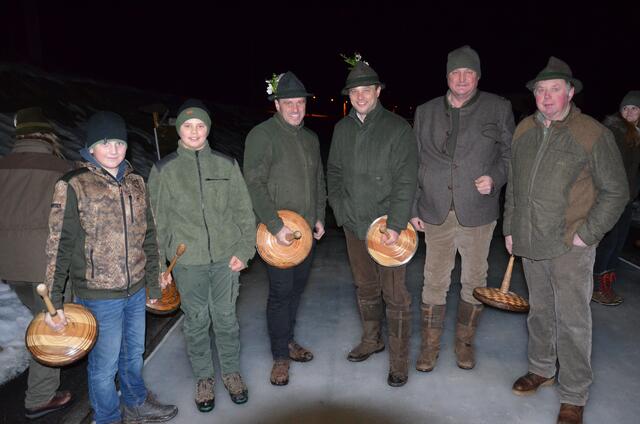 Eisschützen der WR 5.3 freuen sich mit Hegemeister Rupert Essl (2.v.re.) über den Sieg. 