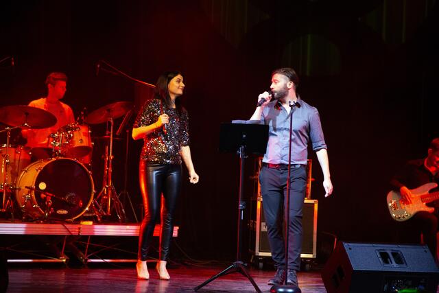Nadine Pall und Mario Lerchbaumer gaben im Duett „Don't Go Breaking My Heart” zum Besten | Foto: academy.voxon.at