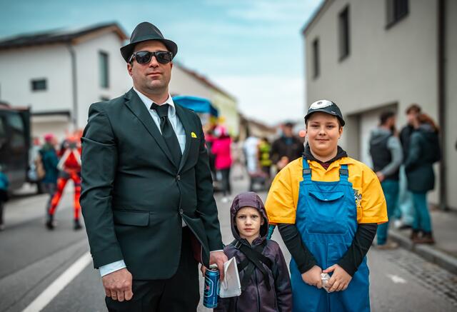 Familie Hittinger woltte diesen Spaß nicht verpassen und feierten verkleidet als Blues Brother und Minion beim Umzug mit. | Foto: Harald Walzer