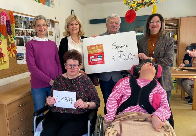 Die Aktion erbrachte 1300 Euro für "Rettet das Kind". Dania Wachmann (links) und ihre Klientinnen durften den Betrag von Susanne Mihellyes, Edmund Potetz und Angelika Dax entgegennehmen. | Foto: Anna Kaufmann