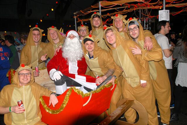 Rund 600 begeisterte Maskierte säumten die Rittscheintal beim  Gschnasfest des ESV 