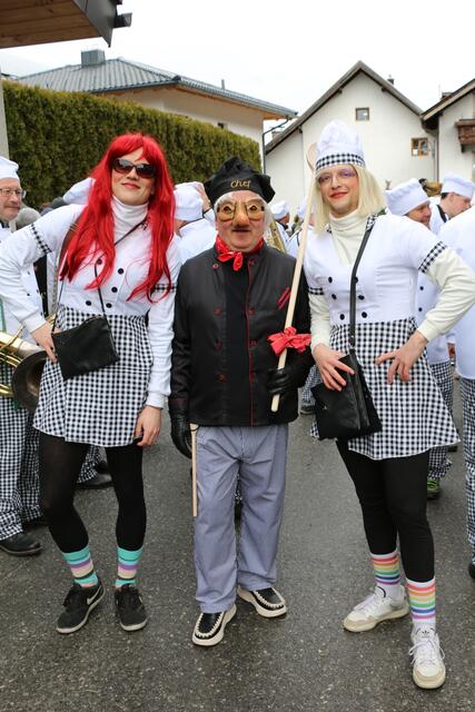 Der Chefkoch der MK Roppen mit seinen Marketenderinnen