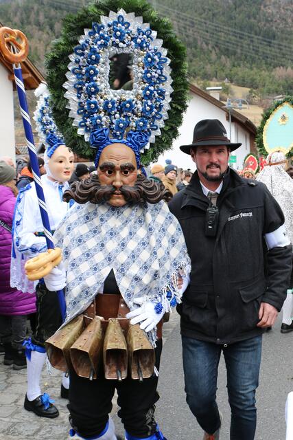 Fasnachts-Obmann Martin Prantl blieb nicht verschont - er musste mit dem Scheller ein Schnäpschen trinken