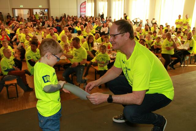 1. Vizebürgermeister Werner Zuschnegg gratuliert den Kindern zu ihrer Leistung. | Foto: Josef Fürbass