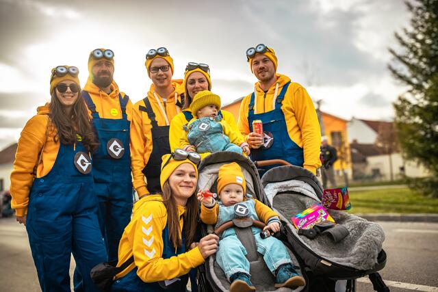 Katja, Matthias, Matthias, Caro, Katrin, Bernhard, Marie und Julian verkleidet als Minions | Foto: Harald Walzer