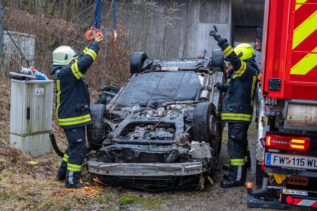 Ein Pkw-Lenker verlor offenbar auf der Westautobahn die Kontrolle über seinen Wagen und kam von der Fahrbahn ab.  | Foto: TEAM FOTOKERSCHI.AT / RAUSCHER
