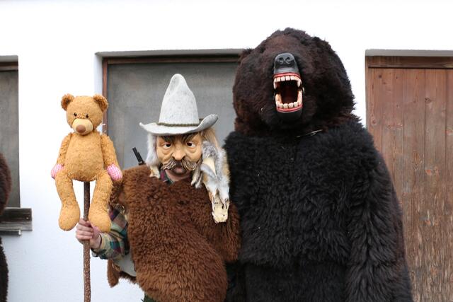 Bärentreiber mit originellem Stab und sein Bär