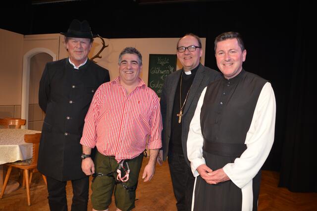 Prominente Gäste: Obmann Markus Narr mit Bischof Hermann Glettler, Frater Lukas Agerer (v.li.) und Pfarrer Herbert Traxl (re.), welcher selber mitspielt. | Foto: Siegele