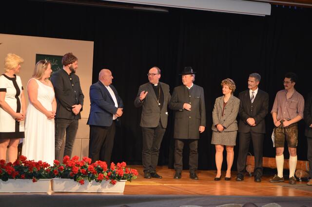 Bischof Hermann Glettler zeigte sich begeistert. | Foto: Siegele