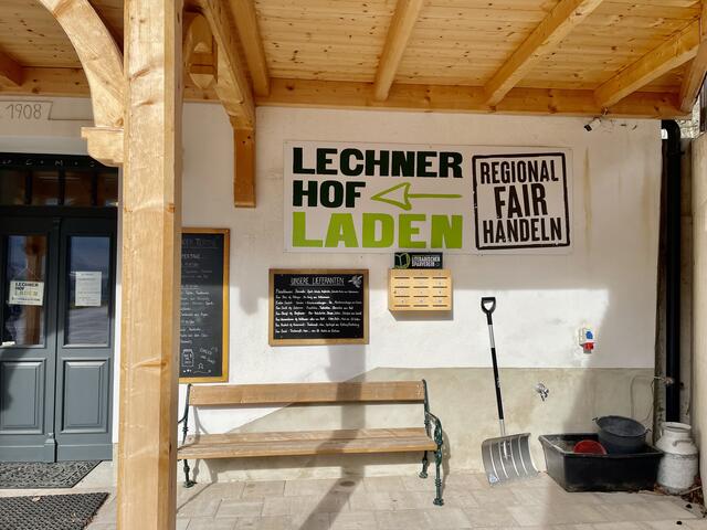 Neben den beliebten Bio-Eiern und Bio-Nudeln können Kunden auch Ziegenmilchprodukte, Most und Apfelsäfte aus St. Gallen, Butter, Steirerkas, Bio-Joghurt und Bio-Topfen sowie Käse und Topfenkugeln aus Hall genießen.  | Foto: Nathalie Polz