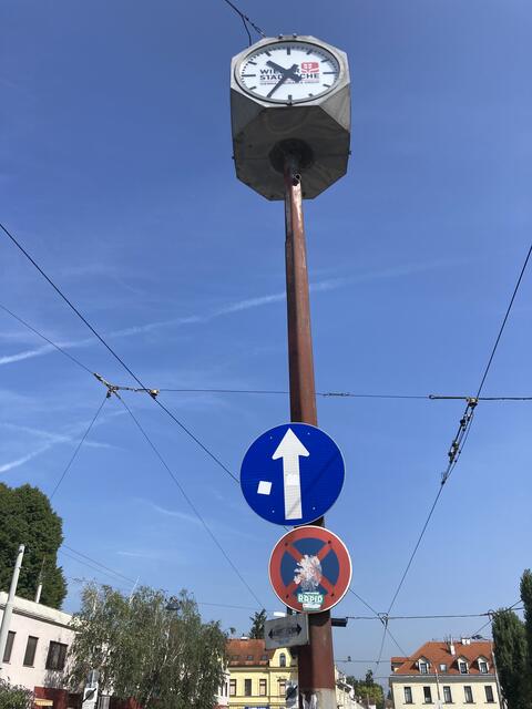 "Alle Masten rundherum sind frisch lackiert – nur jener nicht, an dem die Uhr befestigt ist", so Ernst Paleta. Dem Rost geht es jetzt an den Kragen.  | Foto: Paleta