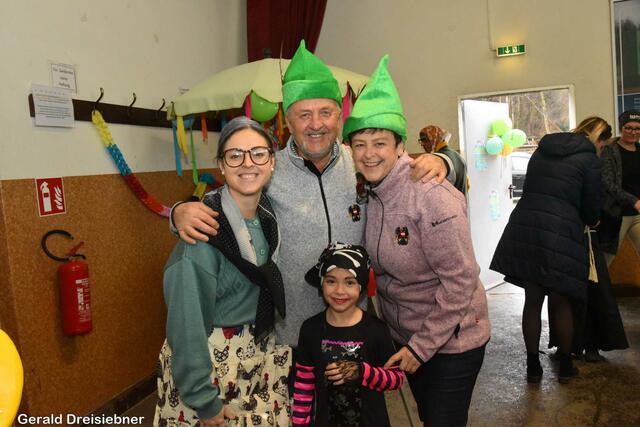 Einige Erwachsene haben sich auch verkleidet.  | Foto: Gerald Dreisiebner