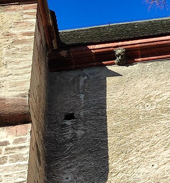 Einer Sage nach wollte der Teufel in die Kirche schauen, weil er so schönen Gesang hörte.... Dann war er durch den Weihrauch und das Licht so verwirrt, dass er beim Versuch zu flüchten zu Stein erstarrte... | Foto: I.Wozonig