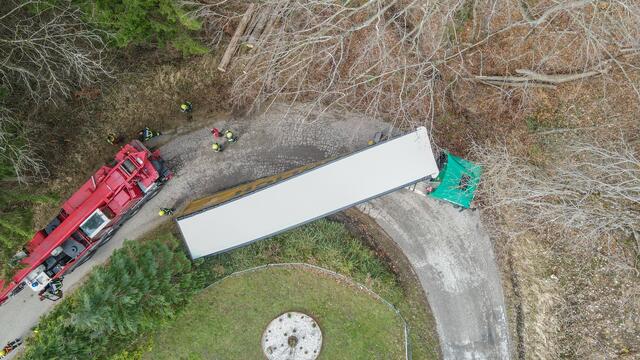 Der Fahrer eines 40-Tonnen-Sattelschleppers verirrte sich nach Weinzierl, die Feuerwehr kam ihm mit dem Kran zu Hilfe. | Foto: © TEAM FOTOKERSCHI.AT / DAVID RAUSCHER