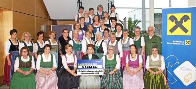 652.585 Euro von der OÖ. Goldhaubengemeinschaft gespendet. Bezirksobfrauen und Stellvertreterinnen mit Landesobfrau Martina Pühringer. 
 | Foto: Privat