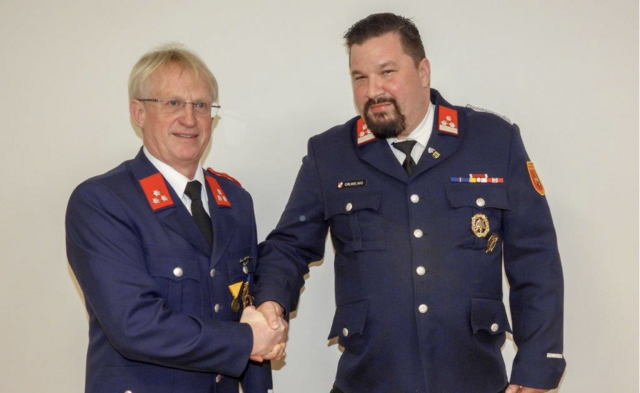 Bürgermeister Wolfgang Gallant gratuliert dem frischgebackenen Ortsfeuerwehrkommandanten Rainer Grubelnig zur neuen Funktion. | Foto: FF Lavamünd