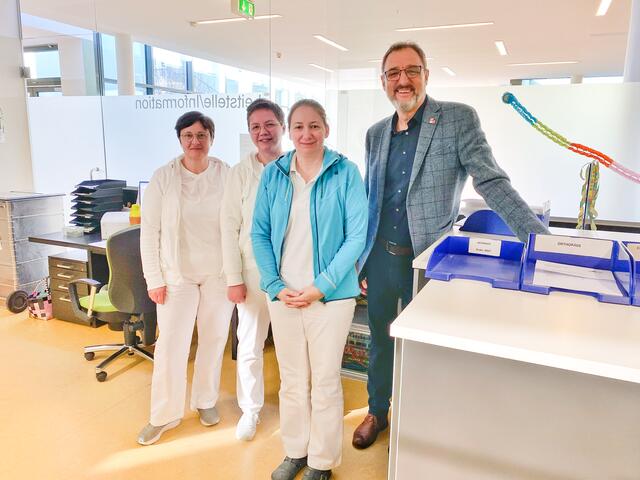 Michalitsch im Gespräch mit dem Team der Sonderkrankenanstalt am Zicksee | Foto: AK Burgenland