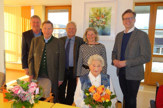 Foto v.l.n.r. Günter Winkler (Sohn), Seniorenbundobmann Johann Brunauer, Alois Lankmayer, Juliane Lankmayer (Tochter), Jubilarin Juliane Winkler, Bgm. Wolfgang Pfeifenberger | Foto: Juliane Lankmayer