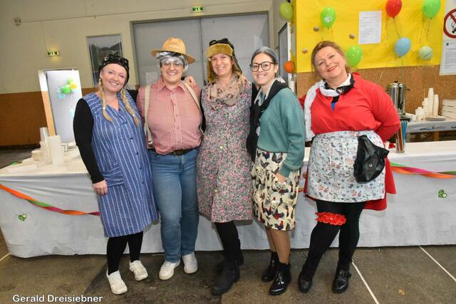 Viele Helfer waren auch mit dabei.  | Foto: Gerald Dreisiebner