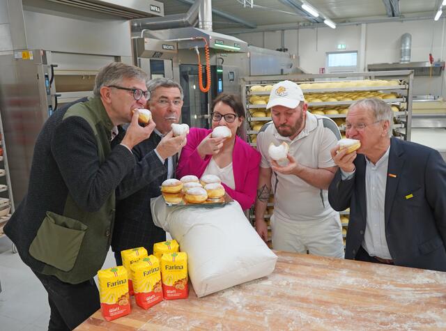 Da beißt man gern rein: Bernhard Gitl, Franz Fartek, Sabrina Uller, Stephan Uller und Josef Ober (v.l.) | Foto: RegionalMedien