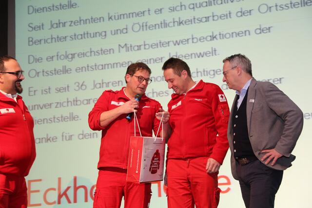 Als Geschenk gabs ein von den Kollegen signiertes Buch sowie einen Lego-Technik-Baukasten. | Foto: Wolfgang Preslmair